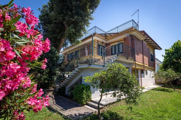casa indipendente in vendita ad Anzio in zona Villa Claudia