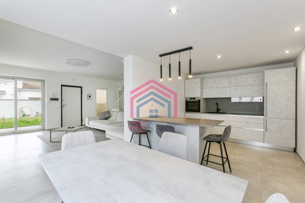 casa indipendente in vendita ad Anzio in zona Villa Claudia