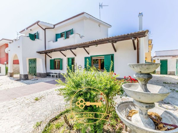 casa indipendente in vendita ad Anzio in zona Mare