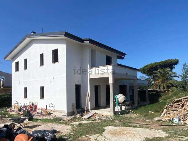 casa indipendente in vendita ad Anzio in zona Mare