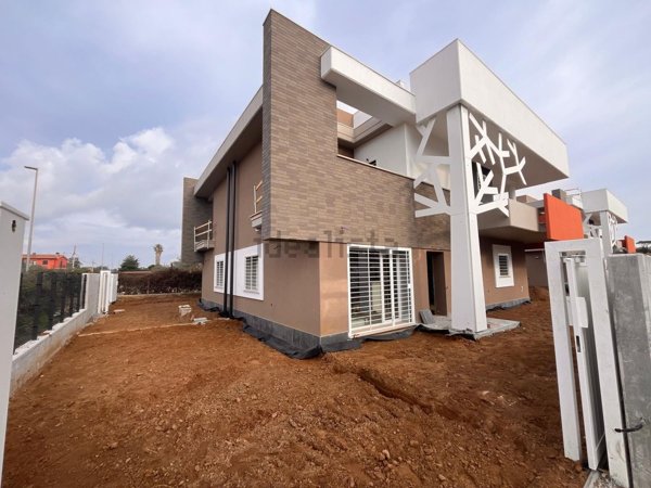 casa indipendente in vendita ad Anzio