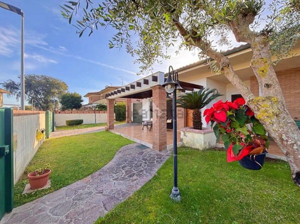 casa indipendente in vendita ad Anzio in zona Villa Claudia