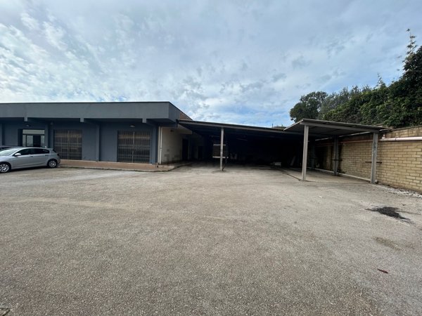 locale commerciale in vendita ad Anzio