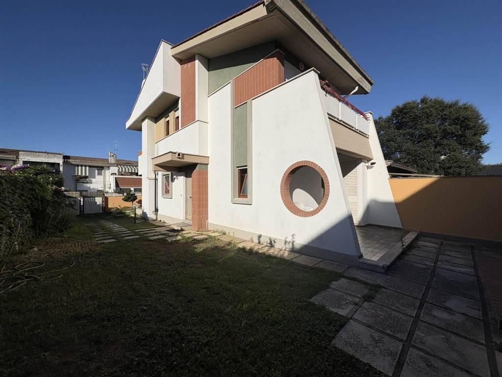 casa indipendente in vendita ad Anzio in zona Villa Claudia