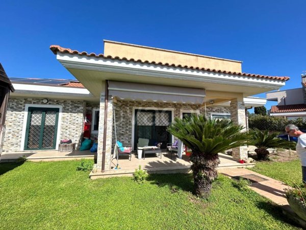 casa indipendente in vendita ad Anzio in zona Mare