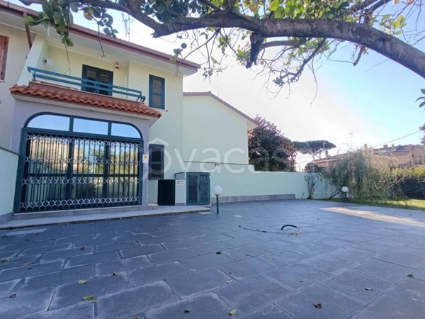 villa in vendita ad Anzio in zona Mare