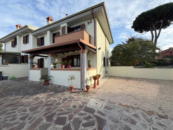 casa indipendente in vendita ad Anzio in zona Mare