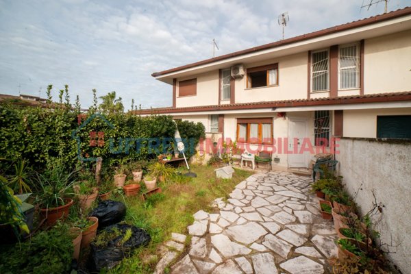 villa in vendita ad Anzio in zona Mare