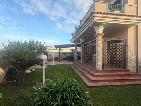 casa indipendente in vendita ad Anzio in zona Villa Claudia