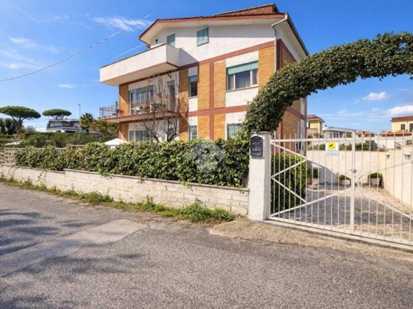 appartamento in vendita ad Anzio in zona Villa Claudia