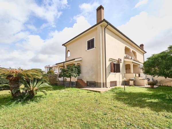 casa indipendente in vendita ad Anzio in zona Mare