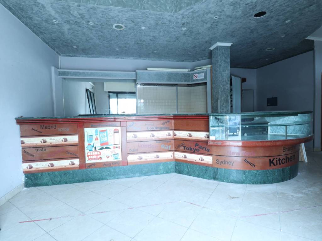 negozio in vendita ad Anzio in zona Villa Claudia
