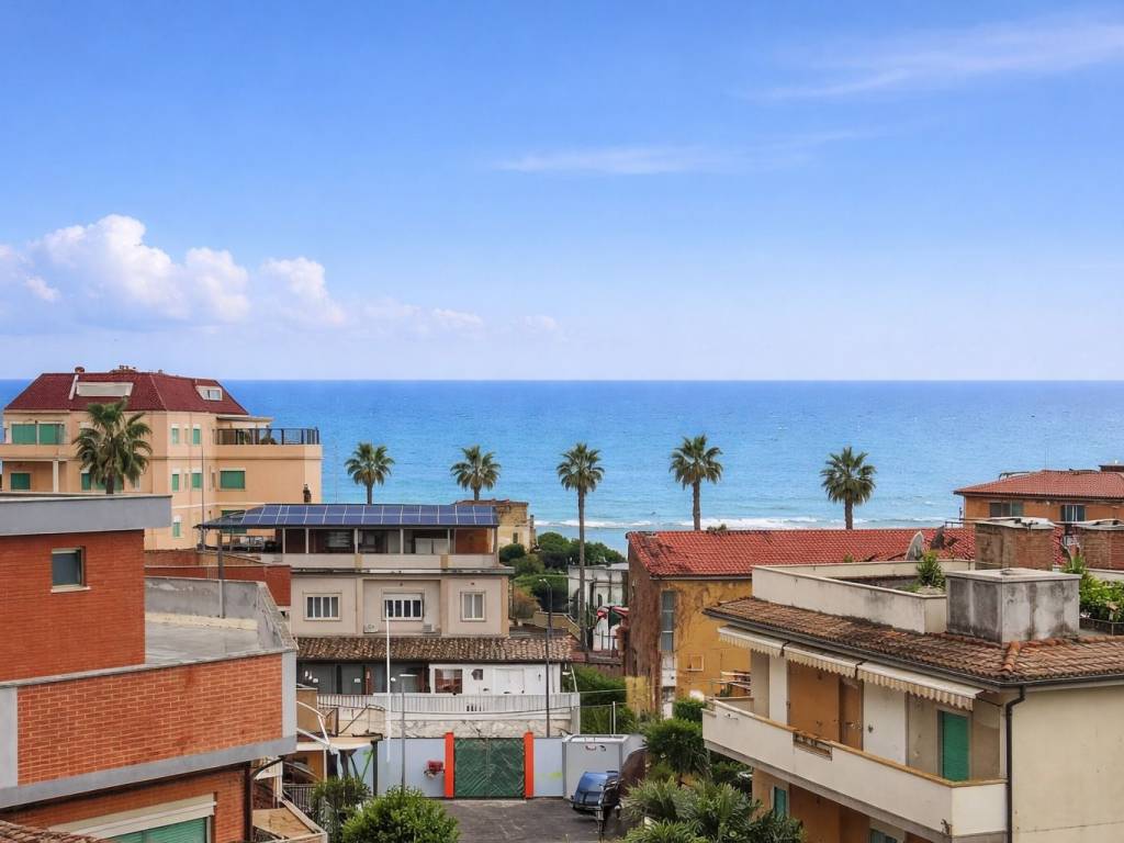 appartamento in vendita ad Anzio in zona Mare