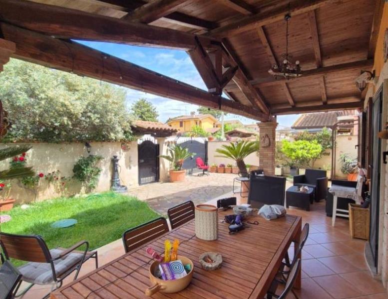 casa indipendente in vendita ad Anzio in zona Lido dei Pini