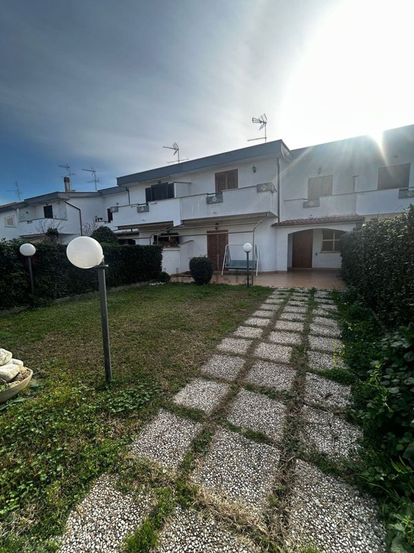casa indipendente in vendita ad Anzio in zona Villa Claudia