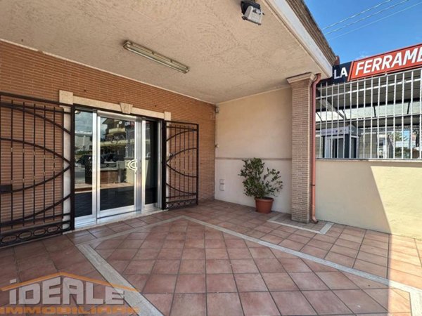 locale commerciale in vendita ad Anzio in zona Lido dei Pini