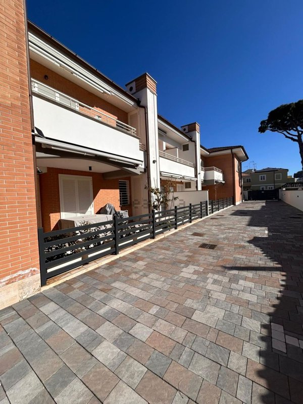 appartamento in vendita ad Anzio in zona Mare