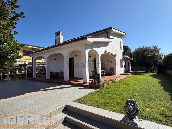 casa indipendente in vendita ad Anzio in zona Lido dei Pini