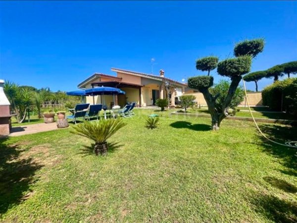 villa in vendita ad Anzio in zona Stazione
