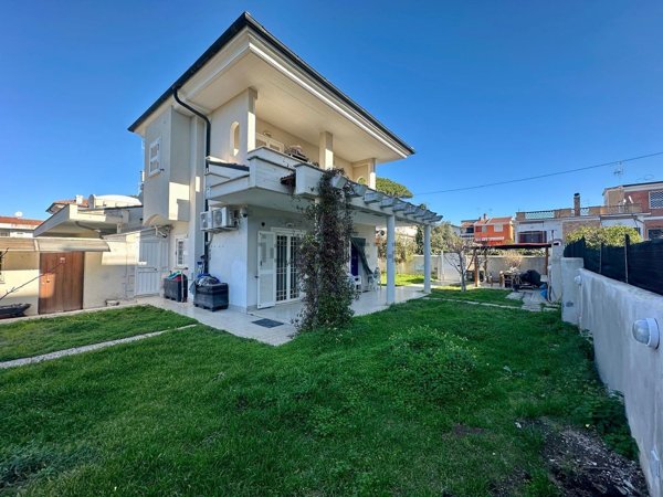 casa indipendente in vendita ad Anzio in zona Villa Claudia