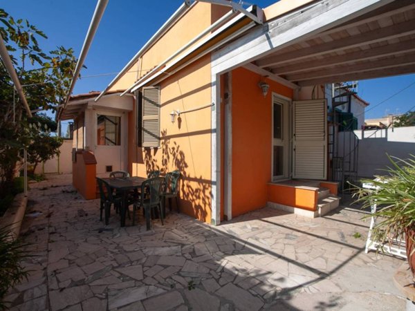 casa indipendente in vendita ad Anzio in zona Stazione