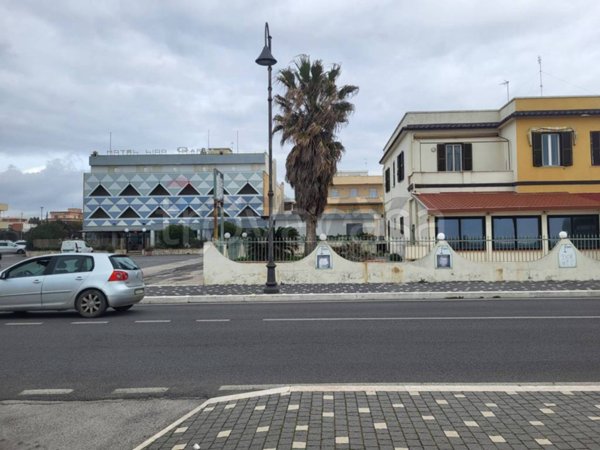 negozio in vendita ad Anzio in zona Anzio Colonia