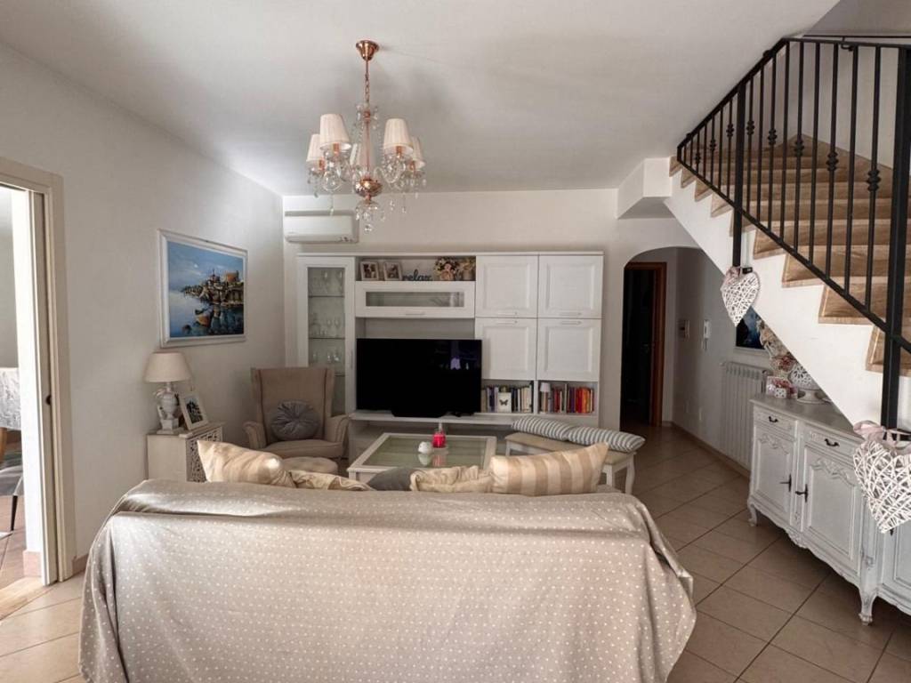 casa indipendente in vendita ad Anzio in zona Anzio Colonia