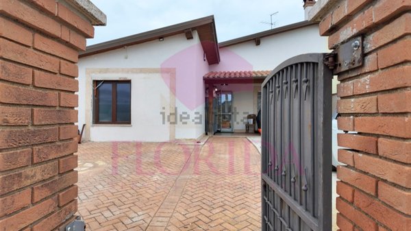 casa indipendente in vendita ad Anzio in zona Villa Claudia