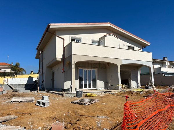 casa indipendente in vendita ad Anzio in zona Villa Claudia