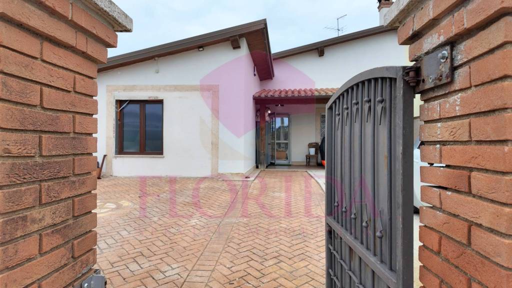 casa indipendente in vendita ad Anzio in zona Villa Claudia