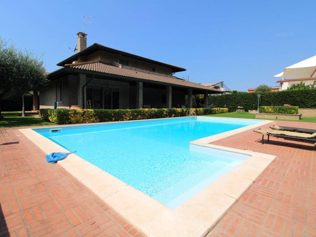 casa indipendente in vendita ad Anzio in zona Lido dei Pini