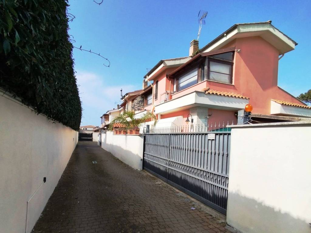 casa indipendente in vendita ad Anzio in zona Villa Claudia