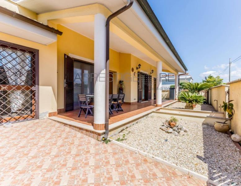 casa indipendente in vendita ad Anzio in zona Mare