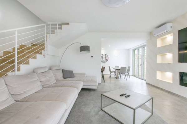 casa indipendente in vendita ad Anzio in zona Villa Claudia