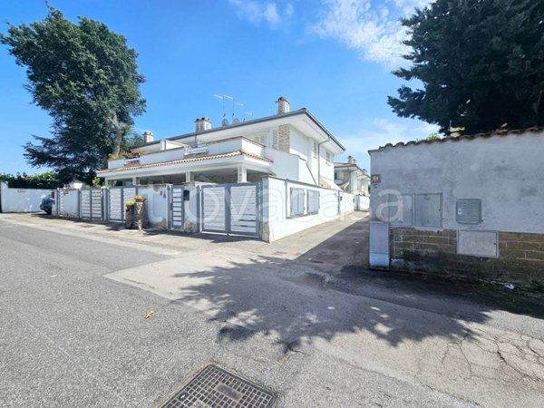 casa indipendente in vendita ad Anzio in zona Villa Claudia