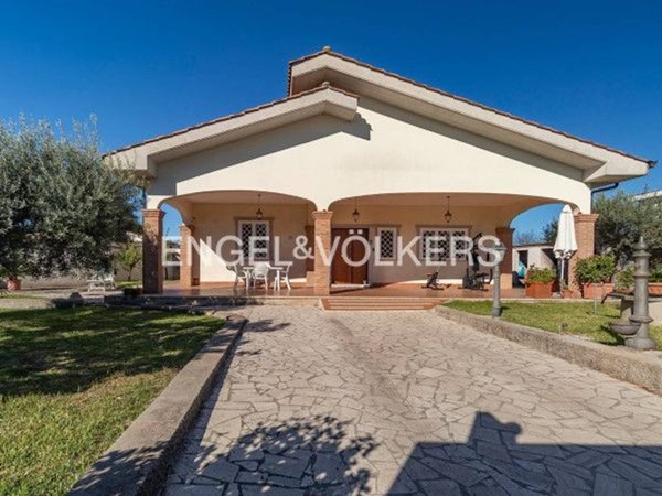 casa indipendente in vendita ad Anzio in zona Villa Claudia