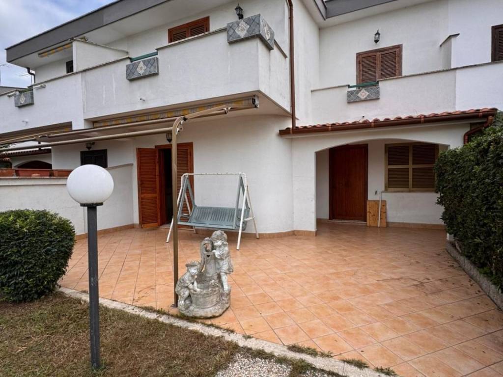 casa indipendente in vendita ad Anzio in zona Villa Claudia