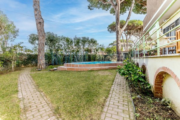 casa indipendente in vendita ad Anzio in zona Mare