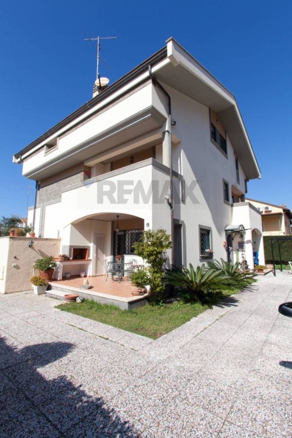 casa indipendente in vendita ad Anzio in zona Stazione