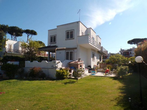 casa indipendente in vendita ad Anzio in zona Mare