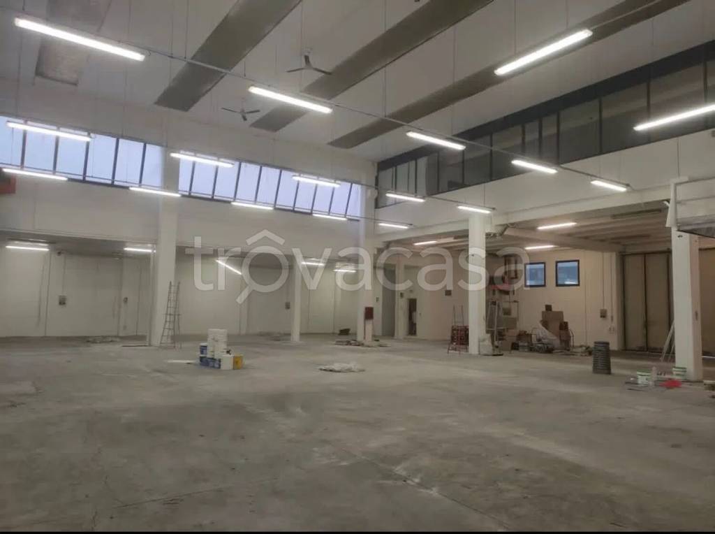 locale commerciale in vendita ad Anzio