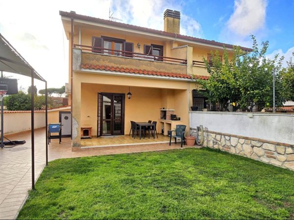 casa indipendente in vendita ad Anzio in zona Mare