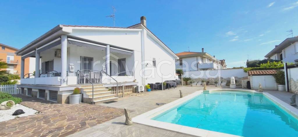 casa indipendente in vendita ad Anzio in zona Stazione