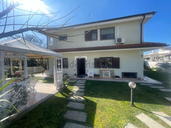 casa indipendente in vendita ad Anzio