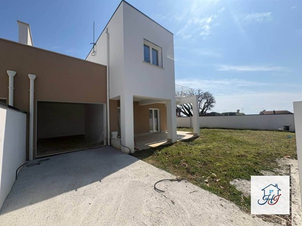 casa indipendente in vendita ad Anzio in zona Villa Claudia