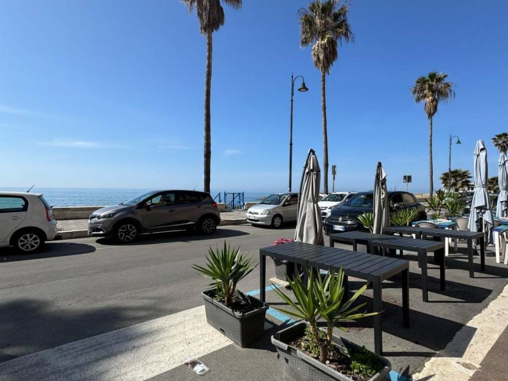 negozio in vendita ad Anzio in zona Mare