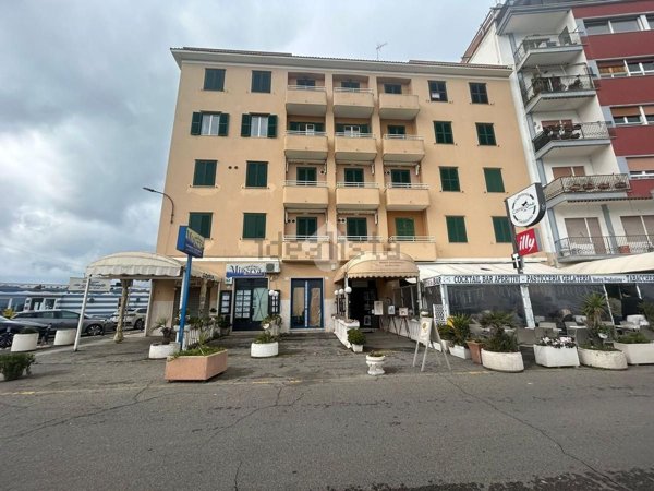 locale commerciale in vendita ad Anzio