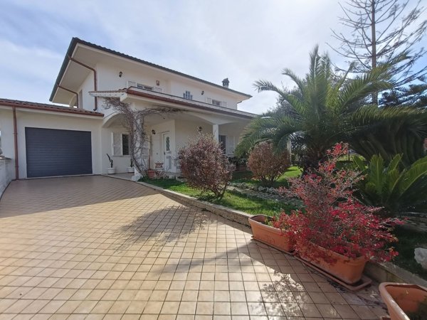 casa indipendente in vendita ad Anzio in zona Mare