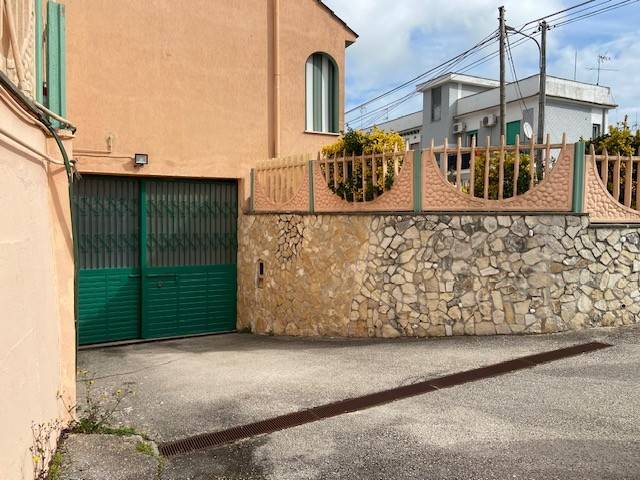 locale commerciale in vendita ad Anzio in zona Mare