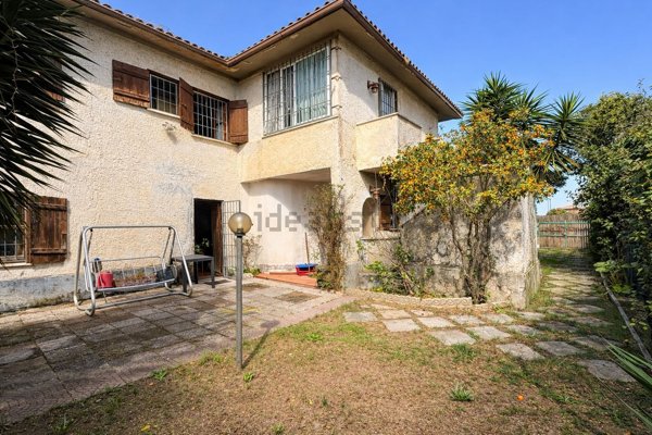 casa indipendente in vendita ad Anzio in zona Villa Claudia
